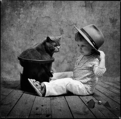 这只英国短毛猫的名字叫TOM，已经很出名了。TOM从小主人一出生就一直陪伴着一起玩耍和成长，可以给这个系列取个名字：《We trust in love》。摄影师Andy Prokh，1968年生人，擅长拍摄黑白人像。