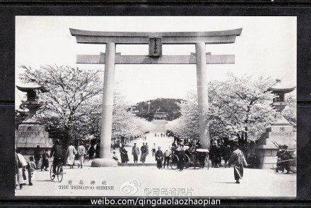 青岛神社建于1918-1919年，位于贮水山北麓，设在若鹤二丁目(今辽宁路)的山门是一个“开”字形的大型石牌坊，日名“鸟居”，高近15米，中间有一块竖匾，上书“青岛神社”四个字。目前当年的“青岛神社”尚存樱花路两侧的小型石灯笼的底座，108级石台阶，二鸟居的柱础以及神社派出所旧址，现为儿童公园。