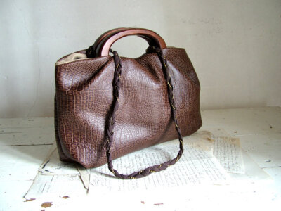 Brown Leather Handbag with Croc Effect Texture. Braided Shoulder Strap and Wooden Handles