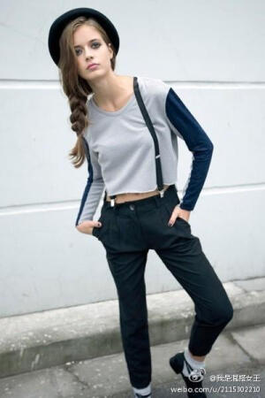      背带裤+罩衫  好帅气