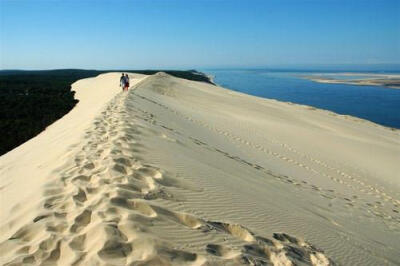 阿卡雄（Arcachon） 法国有名的海边度假胜地，离波尔多只有60 km 的距离。 "La dune du pyla"，位于的阿卡雄南边，是欧洲最高最大的沙丘（107米）。