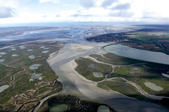 索姆湾（La baie de Somme） 索姆河（Somme）是法国北部皮卡第的一条河流，索姆河这个名字从一个意思为“平静”的凯尔特语字词中得来。索姆河从皮卡第的高地流至英吉利海峡的索姆湾入海，入海口为鸟类的天堂，可以在这里见到来度冬的海豹，是法国北部度周末的理想场所。