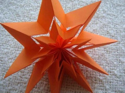 需要借助到简单的折纸星教程，很有趣的折纸星，喜欢这种具有空间效果并且充满层次感的手工制作，教程地址：http://www.zhidiy.com/gongyizhiyi/3725/