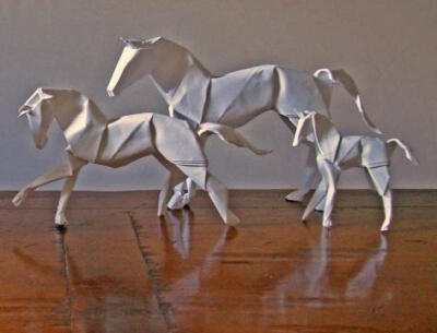 在奔腾着的折纸马，可以根据自己的需要来对折纸马的样式进行塑形处理，让自己的折纸马看起来更酷，你也行，折纸图纸下载：http://www.zhidiy.com/zhezhitupu/4734/