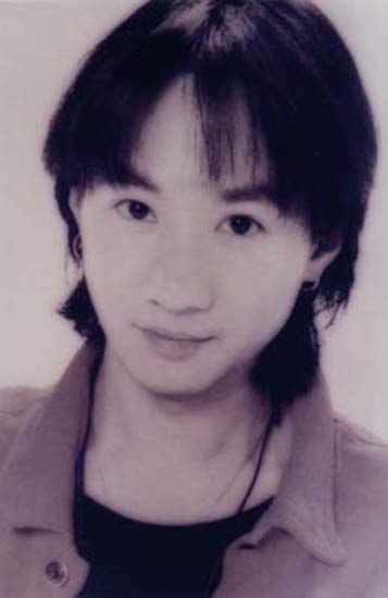 黄家驹（1962年6月10日—1993年6月30日）：中国香港殿堂级摇滚乐队Beyond的主唱兼节奏吉他手，也是其乐队贝斯手黄家强的二哥，其籍贯为广东省台山市。于1993年在日本东京意外去世，终年31岁。