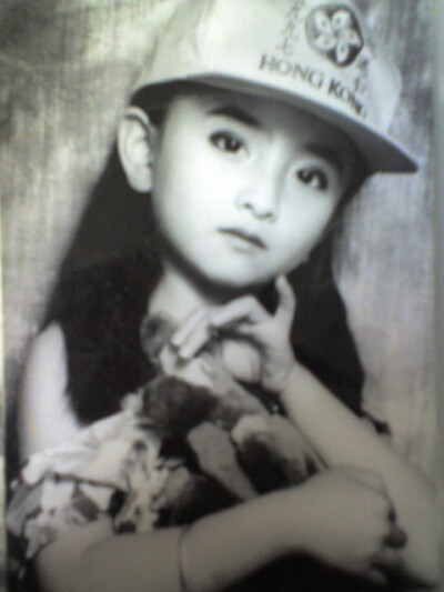 97年香港回归那天，妈妈带我照相，帽子上还写着香港回归还有一朵紫荆花，照完就被我弄丢了，哭了一天，嘻嘻