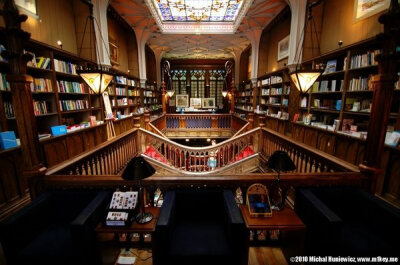 这座神圣的新哥特式的书店，于1906年开馆，包含了我们所认为的天堂的阶梯最终的定义是什么。Livraria Lello, 位于（Portugal）葡萄牙的（Porto）波尔图。