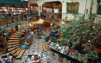 这是为那些喜欢让绿色的地方（和咖啡馆）进入到他们书店的人而建的。Cafebreria El Pendulo，位于（Mexico）墨西哥的（Mexico City）墨西哥城。