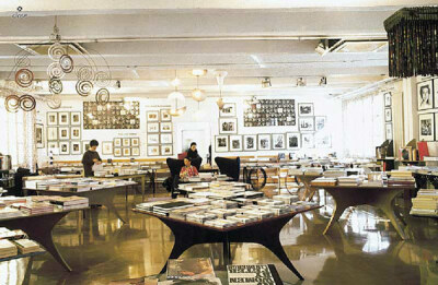 这个书店里的复杂且专用的艺术类占了很大一部分并且它的设计当然也照应了它的主题。 Corso Como Bookshop, 位于（Italy）意大利的（Milan）米兰。