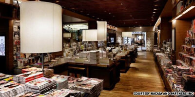 这个超级现代的书店得宜于简洁的设计和绚丽迷人的灯光以及那些镜子。Daikanyama T-Site, 位于（Japan）日本的（Tokyo）东京。
