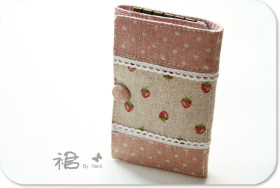 草莓控，布艺手工钥匙包加卡包http://item.taobao.com/item.htm?id=13989158426&