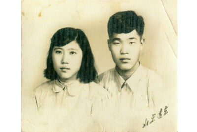 爷爷和奶奶的结婚照~奶奶当年是村里一枝花~虽然是亲爷爷但是还是想吐槽一下~好楞的娃啊~估计会被打……