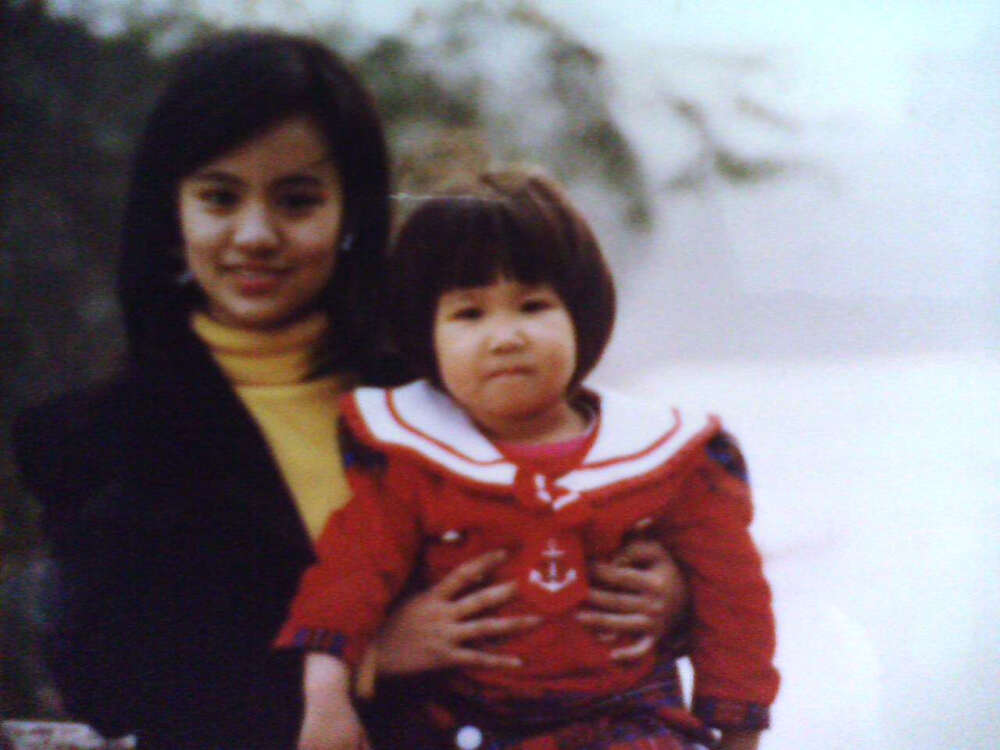 对这个活动很有感觉~~想传清晰点的~无奈家里的扫描仪坏了~~~各位只能模糊地看了~~~~年轻时的老姑和我在某一个公园照的~~拿相机的当然是姑丈了~~但当时还只是男女朋友~~~老姑说我是他们的爱情使者~~因为从我出生开始一直见证着他们的爱情~~~(*^__^*) 嘻嘻……老姑以前是大美人哦~~~~当然现在也不差~~~