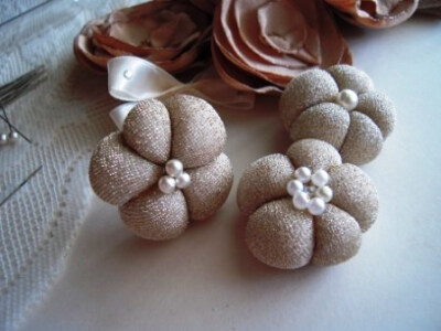 http://meijosjoy.blogspot.com/2012/01/easy-puffy-flower-tutorial.html