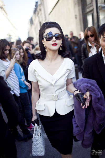2011巴黎秋冬时装周Dior秀场外，范冰冰作为受邀嘉宾中唯一的亚洲女星，以一身复古装束亮相罗丹美术馆Dior发布会场。简约的黑白套装搭配Dior白色晚装包，浑身散发浓郁的经典怀旧气息。