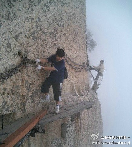 华山最著名的景点---长空栈道。位于极顶南峰东侧南天门外，在万仞绝壁上镶嵌石钉搭木椽而筑，底下是万丈深渊，一不小心，这辈子就挂了。你敢爬吗？