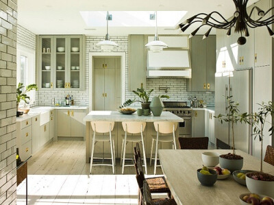 有天窗的厨房，有点淡淡的绿，加上充足的光线和桌上的小绿植物，是个适合发呆的厨房~