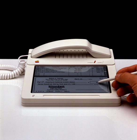 【1983年IPHONE原型设计】设计师Hartmut Esslinger，他还设计了Apple IIc （Apple II系列上的第四款机型，于1984年4月上市，也是苹果公司首次试图生产可携式电脑。）这款电话/平板原型机想法诞生与1983年。