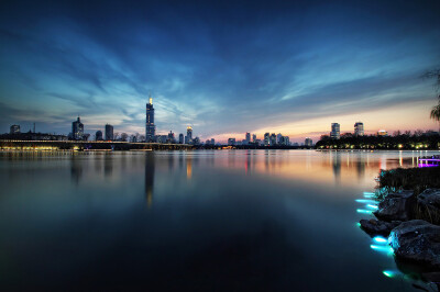 南京玄武湖惊艳的夜景，六朝古都的现代姿态，有些许冷艳，些许妖娆。