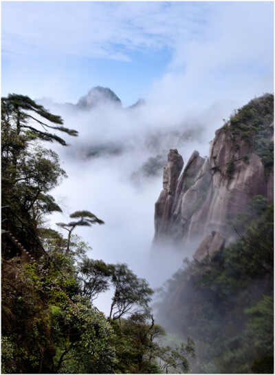 江西，三清山。腾云驾雾，巨蟒出洞！