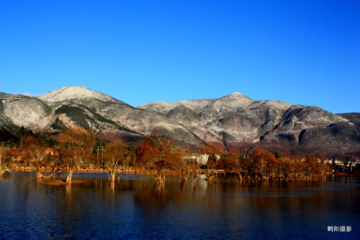 今天早上起床见山上下了层雪,是昨晚下的雪,但山下没下雪,在云南山上下雪山下下雨是常有的.记忆大理