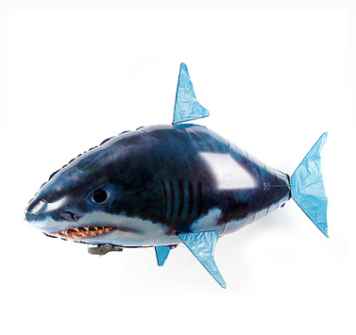 air swimmers是由美国William Mark公司生产的一种能在空气中游动的遥控鱼，体内充满安全的氦（音同害）气，名为Air Swimmers（空气鱼）。有可爱的小丑鱼(多彩尼莫)和凶猛的大鲨鱼(深海狂鲨)两种。