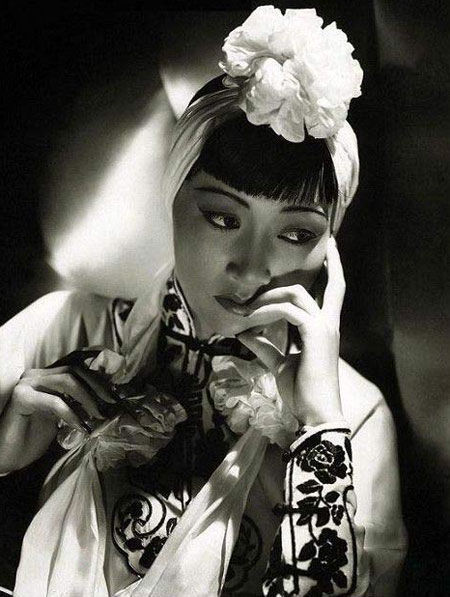 黄柳霜 Anna May Wong （1905年1月3日—1961年2月2日），第一位美籍华人好莱坞影星。曾在彼得潘等多部电影里出演。由于她对电影的贡献。在好莱坞星光大道中被给予一颗星。