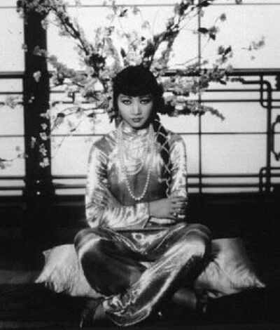 黄柳霜 Anna May Wong （1905年1月3日—1961年2月2日），第一位美籍华人好莱坞影星。曾在彼得潘等多部电影里出演。由于她对电影的贡献。在好莱坞星光大道中被给予一颗星。