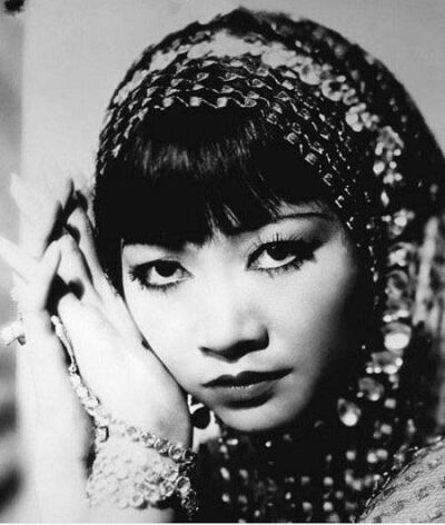 黄柳霜 Anna May Wong （1905年1月3日—1961年2月2日），第一位美籍华人好莱坞影星。曾在彼得潘等多部电影里出演。由于她对电影的贡献。在好莱坞星光大道中被给予一颗星。