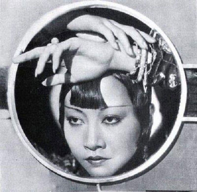 黄柳霜 Anna May Wong （1905年1月3日—1961年2月2日），第一位美籍华人好莱坞影星。曾在彼得潘等多部电影里出演。由于她对电影的贡献。在好莱坞星光大道中被给予一颗星。