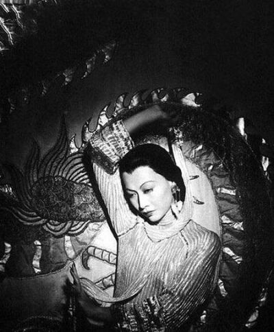 黄柳霜 Anna May Wong （1905年1月3日—1961年2月2日），第一位美籍华人好莱坞影星。曾在彼得潘等多部电影里出演。由于她对电影的贡献。在好莱坞星光大道中被给予一颗星。