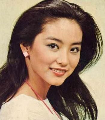 林青霞曾被誉为东南亚第一美女，拍过一百多部电影，角色从青春玉女演到女侠，并且凭借《滚滚红尘》获得台湾电影金马奖最佳女主角奖。1992年，林青霞以《笑傲江湖Ⅱ之东方不败》再攀事业高峰。