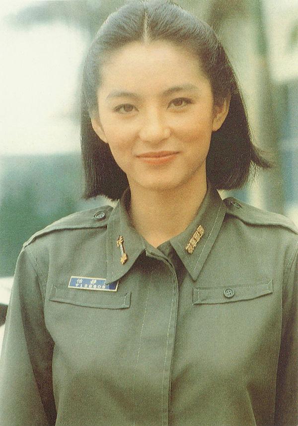 林青霞曾被誉为东南亚第一美女，拍过一百多部电影，角色从青春玉女演到女侠，并且凭借《滚滚红尘》获得台湾电影金马奖最佳女主角奖。1992年，林青霞以《笑傲江湖Ⅱ之东方不败》再攀事业高峰。