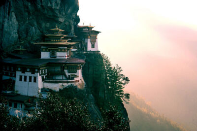 宗教的奇迹经常在建筑上得到极致的体现。不丹的虎穴寺距帕罗古城不远，此时的它耸立于海拔应是3180米左右的悬崖峭壁上，与雄奇的山峰浑然一体，比中国山西的悬空寺险要许多。