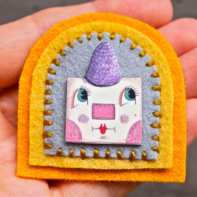 Brooch yellow grey felt, illustrated, Square Maggie