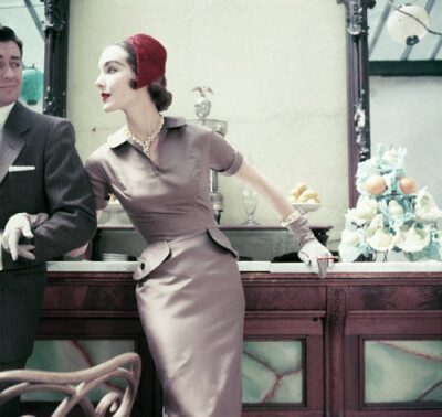 model wears a Mollie Parnis dress and Van Cleef & Arpels jewelry, 1953. Mollie Parnis是美国女犹太人服装设计师，因50—70年代为许多第一夫人做设计而闻名，其设计最大特点是娇媚柔美，富于女人味。再加上Van C…