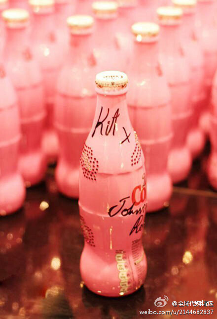 英国推出粉色限量版的减肥可口可乐，瓶身镶嵌有施华洛世奇水晶