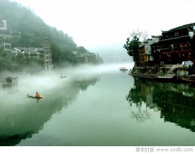 湖南凤凰 一座青山抱古城，一湾沱水绕城过，一条红红石板街，一排小巧吊脚楼，一道风雨古城墙，一座沧桑老城堡，一个奇绝奇梁洞，一座雄伟古石桥，一群闻名世界的人……一切，都美到极致，因此，才有了沈从文一曲《…