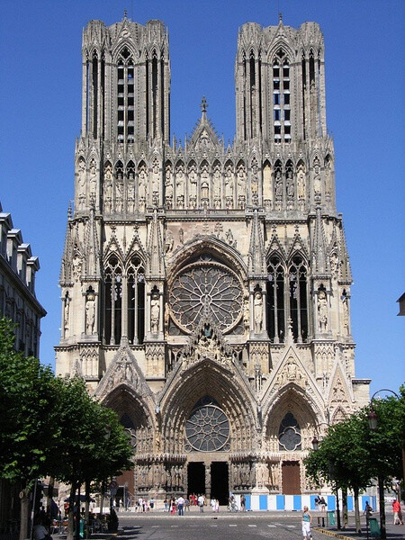 蘭斯主教座堂（Notre-Dame de Reims）是法國香檳大區(qū)首府蘭斯的主教座堂，歷史上曾經(jīng)有25位法國君主在此加冕。