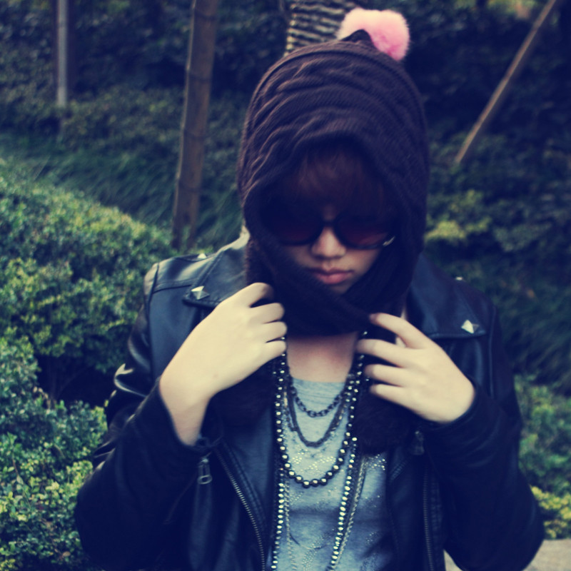 DaisyChao设计师首发的一款多用途、多功能的羊毛围巾帽哦！！ 三七羊毛针织的，带手工编织麻花针法的长辫子，这个长辫子有2个大大的毛线球球呢，可以挽到脖子上面来，做温暖的围巾哦！ 上面大大的毛线球，超萌超阔爱哒·········