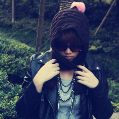 DaisyChao设计师首发的一款多用途、多功能的羊毛围巾帽哦！！ 三七羊毛针织的，带手工编织麻花针法的长辫子，这个长辫子有2个大大的毛线球球呢，可以挽到脖子上面来，做温暖的围巾哦！ 上面大大的毛线球，超萌超阔…