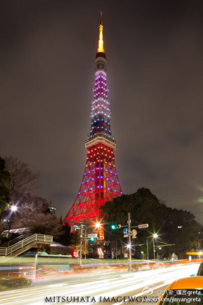 ２０１２．０３．１６～華嵐～ 嵐カラーの東京タワー 东京塔点亮以杰尼斯团体‘岚’(ARASHI)五人代表色的彩灯。一日限定。分别是 大野智-蓝、樱井翔-红 相叶雅纪-绿 二宫和也-黄 松本润-紫