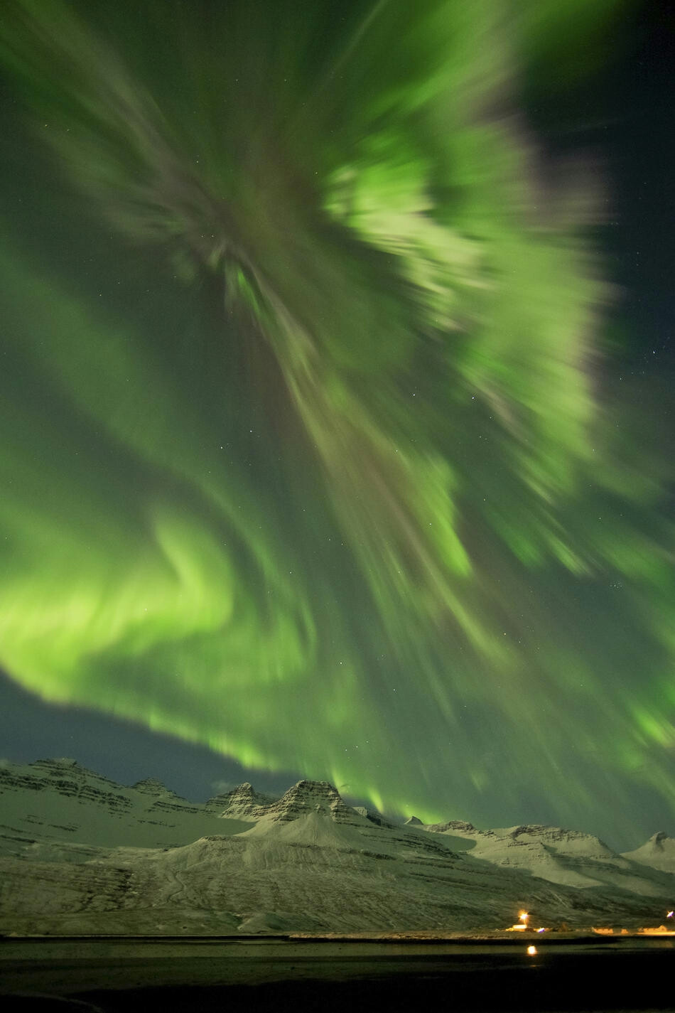 2012年3月8日（星期四），冰岛东海岸附近Faskusfjordur的天空中看到的北极光。