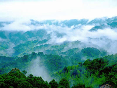 墨绿色的山峰层层叠叠，此起彼伏，山上常年萦绕的云雾让你仿佛置身仙境之中。惠州南昆山，那是一个清灵的归宿。