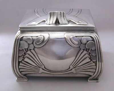 Art Nouveau tea caddy in silver.