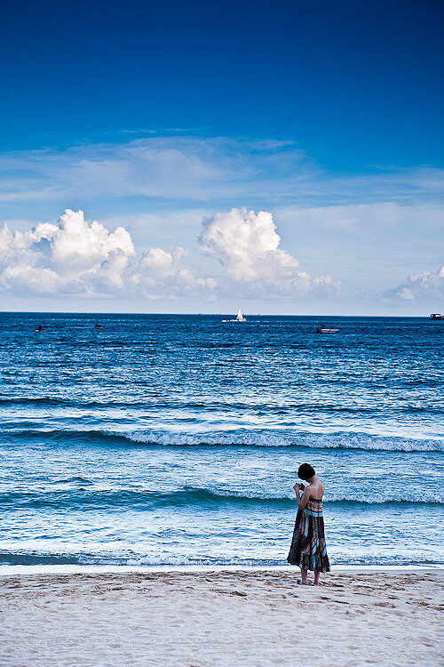 一年四季都温暖如夏的海湾，中国最蔚蓝的天空——三亚湾。