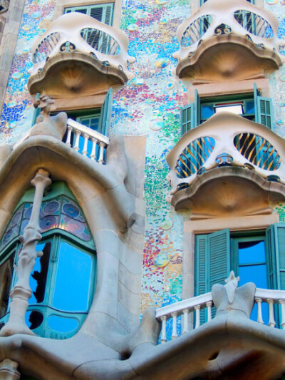 巴塞罗那，梦幻般的建筑。色彩和线条迷惑了眼睛，高迪把童话搬到了大街上