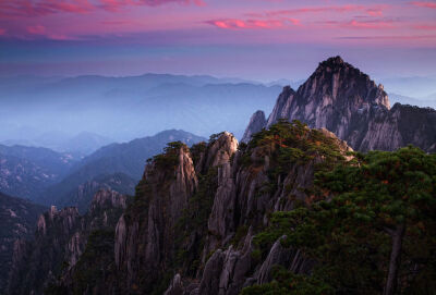 黄山是著名的避暑胜地，是国家级风景名胜区和疗养避暑胜地。你动心了吗？