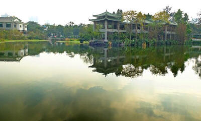 荔湾湖景，荔湾湖畔古玩街，林立的食肆不多，傍晚两旁店铺已打烊，街头很宁静。在食养坊右边小门进去，就是今次介绍的古玩食府。