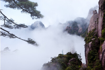 三清山集天地之秀，纳百川之灵，是华夏大地一朵风景奇葩。她兼具“泰山之雄伟、黄山之奇秀、华山之险峻、衡山之烟云、青城之清幽”，被国际风景名家誉之为：“世界精品、人类瑰宝、精神玉境”。